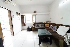 Team Area in 2 BHK Apartment at Maninagar – for Sale