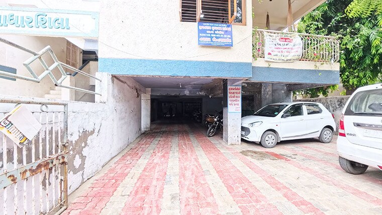  Parking, maninagar 2 Bedroom 110 Sq.Yd. Apartment In Maninagar Ahmedabad 10506231