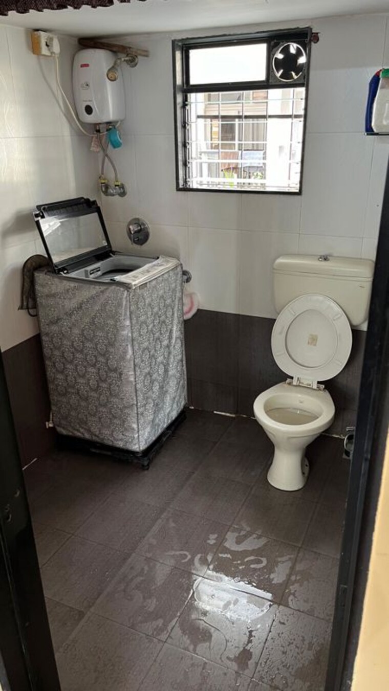 Bathroom, daulat nagar 1 Bedroom 400 Sq.Ft. Apartment In Daulat Nagar Mumbai 10506108