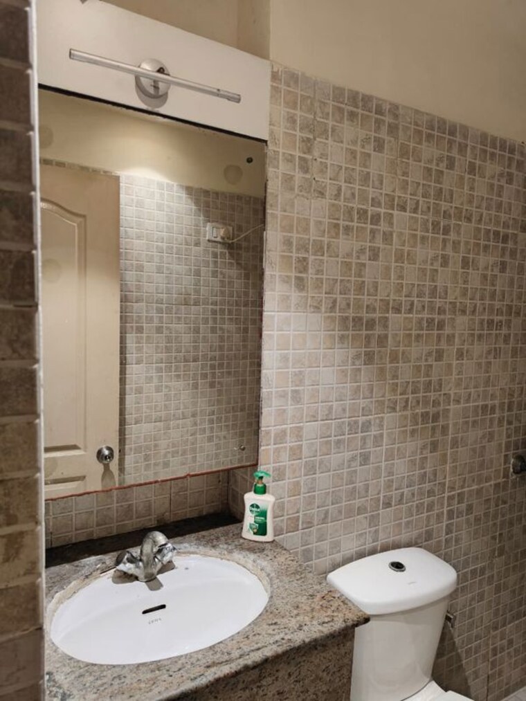 Bathroom, paras-tierea 3.5 Bedroom 1695 Sq.Ft. Apartment In Sector 137 Noida 10506222