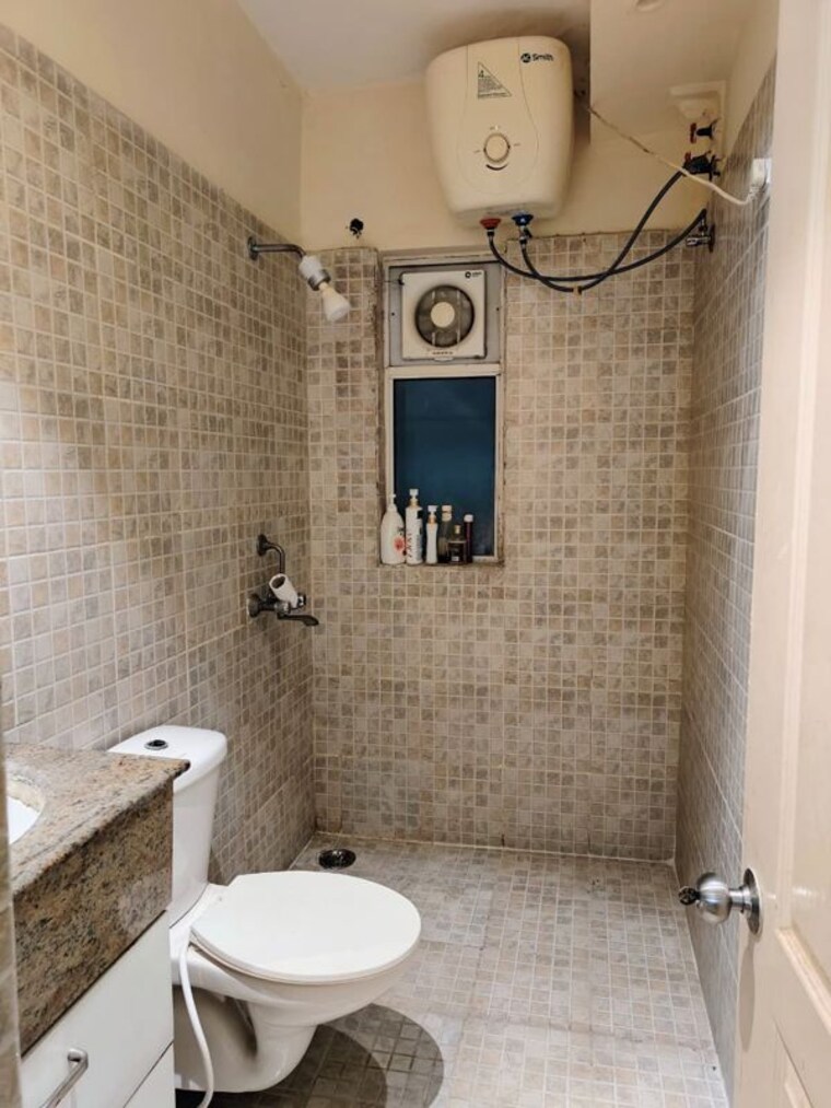 Bathroom, paras-tierea 3.5 Bedroom 1695 Sq.Ft. Apartment In Sector 137 Noida 10506222