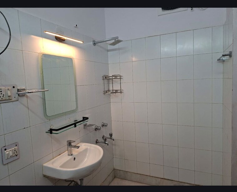 Bathroom, uday park 3 Bedroom 300 Sq.Yd. Builder Floor In Uday Park Delhi 10506206