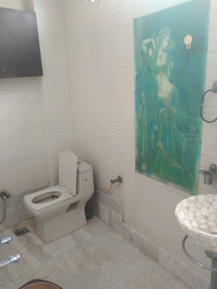 Bathroom, new rajinder nagar 2 Bedroom 100 Sq.Yd. Builder Floor In New Rajinder Nagar Delhi 10506309