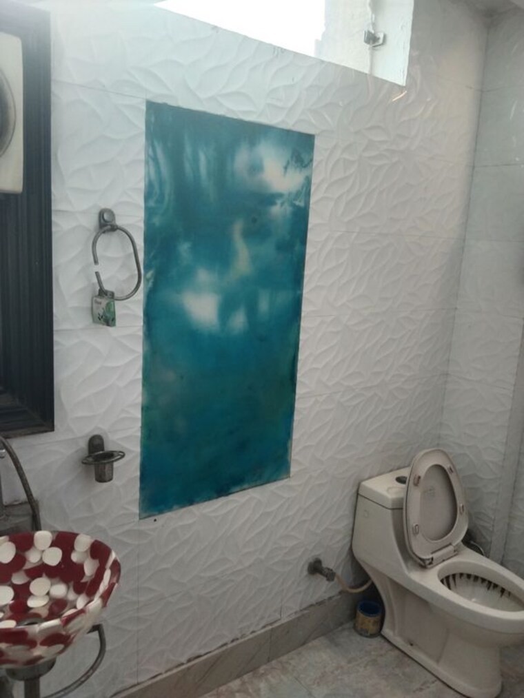 Bathroom, new rajinder nagar 2 Bedroom 100 Sq.Yd. Builder Floor In New Rajinder Nagar Delhi 10506309