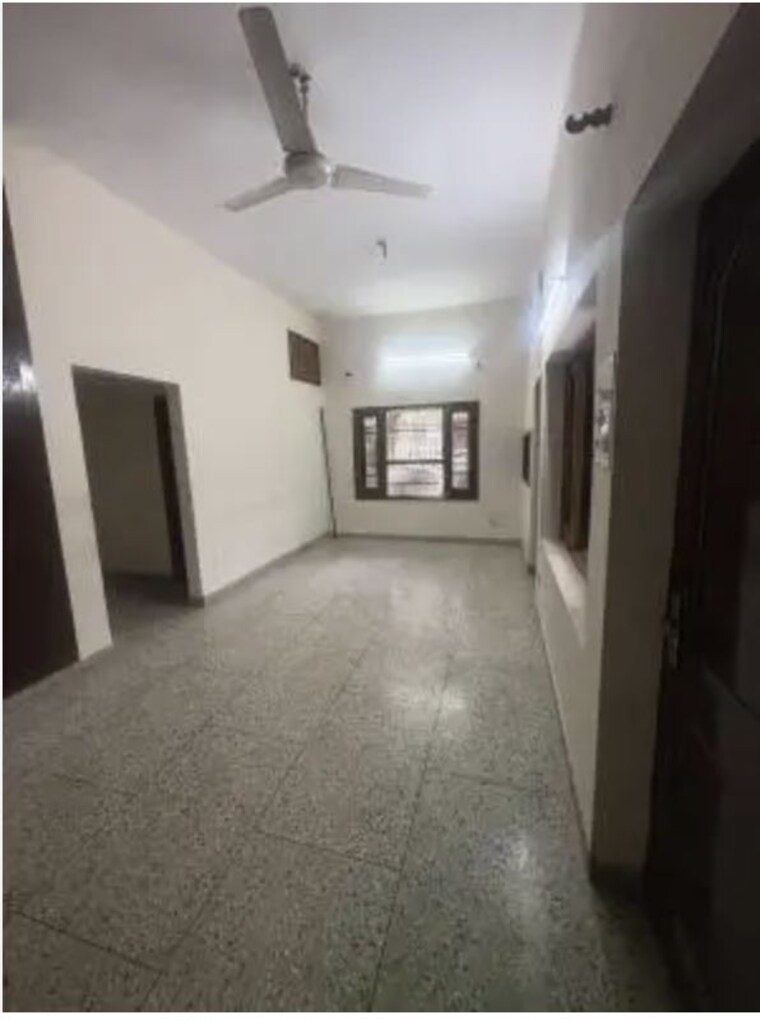 undefined, sector 18 5 Bedroom 250 Sq.Yd. Independent House In Sector 18 Chandigarh 10490171