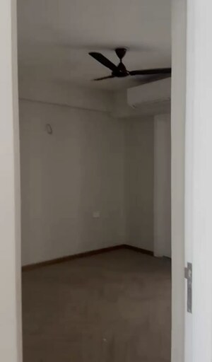 Room in 3 BHK Apartment at Signature Global City 63A, Sector 63a – for Rent