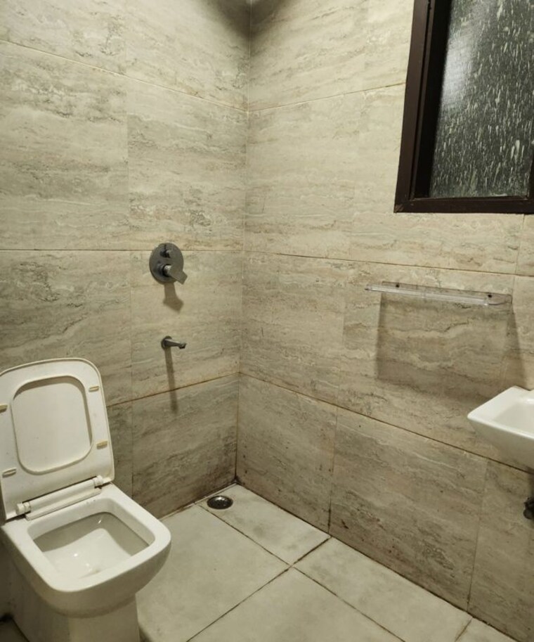 Bathroom, freedom fighters enclave 2 Bedroom 900 Sq.Ft. Builder Floor In Freedom Fighters Enclave Delhi 10506535