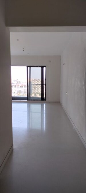 Room in 3 BHK Apartment at Rustomjee Elita, Andheri West – for Rent