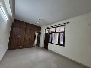 Room in 3.5 BHK Builder Floor at Tarun CGHS, Sector 47 – for Rent