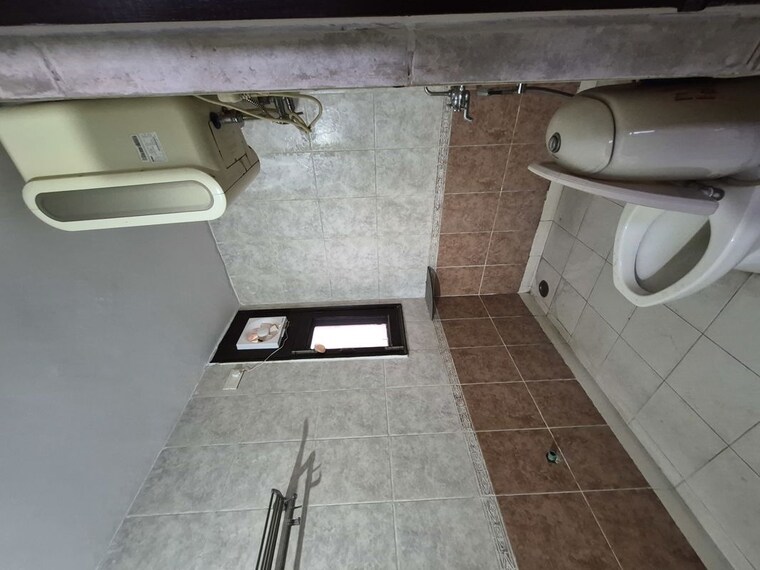 Bathroom, tarun-cghs 3.5 Bedroom 2300 Sq.Ft. Builder Floor In Sector 47 Gurgaon 10506551