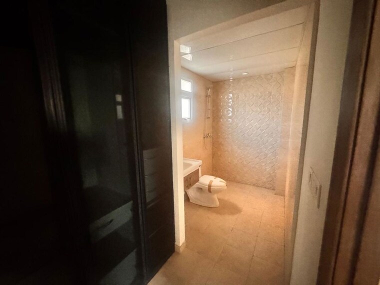 Bathroom, tulip-yellow 3 Bedroom 1650 Sq.Ft. Apartment In Sector 69 Gurgaon 10506616