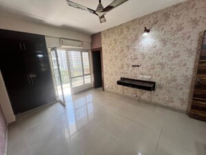 Room in 2.5 BHK Apartment at Panchsheel Greens II, Sector 16 Greater Noida – for Sale