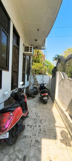 Parking in 6+ BHK Villa at RWA Apartments Sector 41, Sector 41 – for Sale