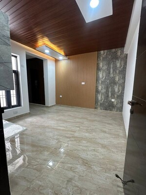 Room in 2 BHK Builder Floor at Sector 37 – for Rent