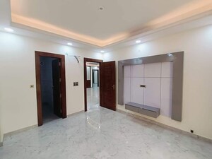 Room in 2.5 BHK Builder Floor at Sector 34 – for Rent