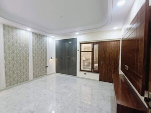 Room in 2.5 BHK Builder Floor at Sector 34 – for Rent