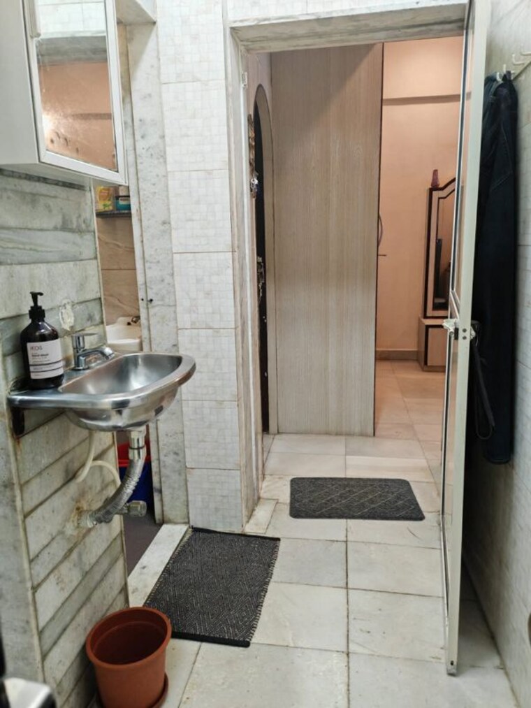 Bathroom, khar west 1 Bedroom 500 Sq.Ft. Apartment In Khar West Mumbai 10506762