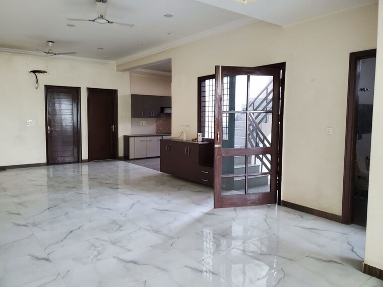 Room, sector 46 3 Bedroom 2500 Sq.Ft. Independent House In Sector 46 Noida 10505404
