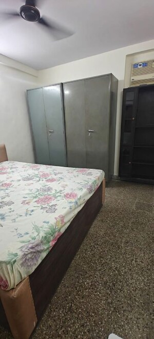 Bedroom in 1.5 BHK Apartment at Bandra West – for Rent