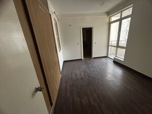 Room in 3 BHK Apartment at Jaypee Kensington Heights, Sector 133 – for Sale