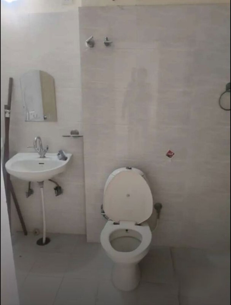 Bathroom, rohtas-plumeria 3 Bedroom 1500 Sq.Ft. Apartment In Gomti Nagar Lucknow 10507038