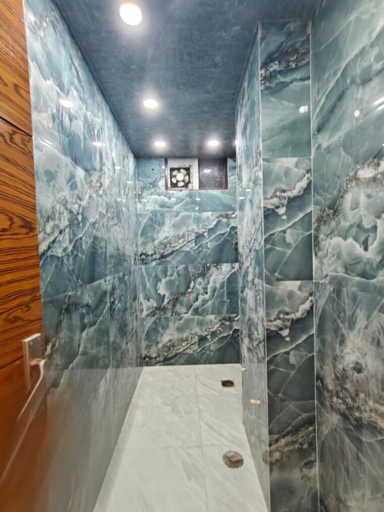 Bathroom, vaishali sector 9 5 Bedroom 3700 Sq.Ft. Builder Floor In Vaishali Sector 9 Ghaziabad 10507078