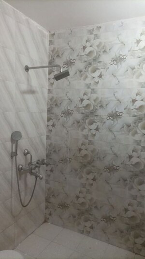 Bathroom in 1 RK Builder Floor at Ansal Plaza Gurgaon, Palam Vihar – for Rent