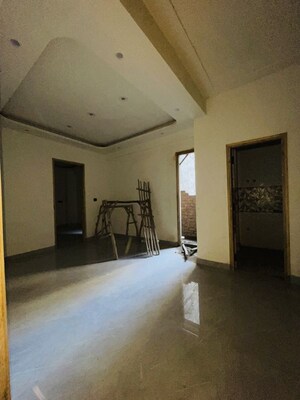 Room in 2 BHK Builder Floor at Sector 73 – for Sale
