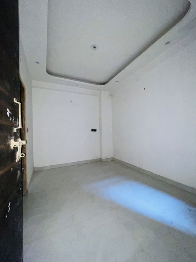 Room, sector 73 2 Bedroom 1000 Sq.Ft. Builder Floor In Sector 73 Noida 10507233