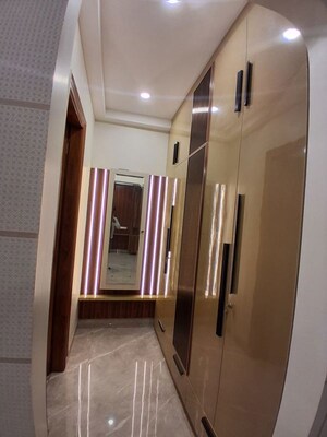 Building Lobby in 4 BHK Builder Floor at Dlf Phase ii – for Rent