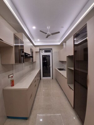 Building Lobby in 4 BHK Builder Floor at Dlf Phase ii – for Rent