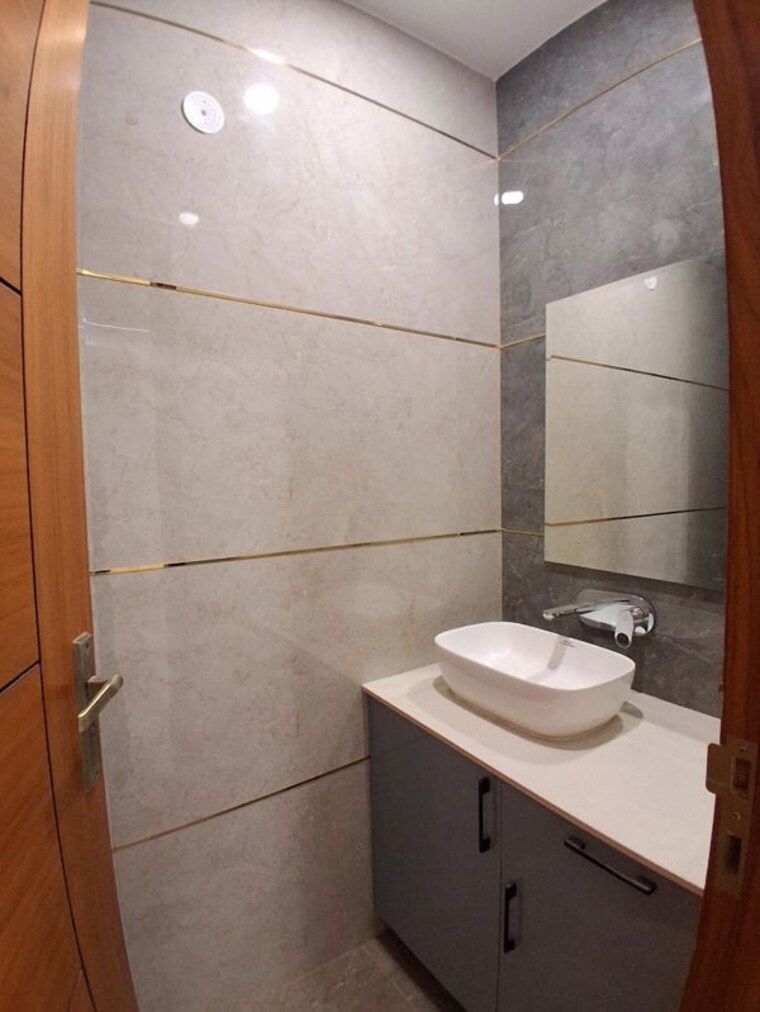 Bathroom, dlf phase ii 4 Bedroom 3000 Sq.Ft. Builder Floor In Dlf Phase ii Gurgaon 10507236