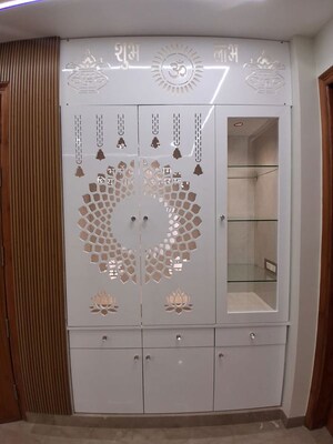 Bathroom in 4 BHK Builder Floor at Dlf Phase ii – for Rent