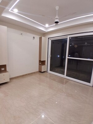 Room in 4 BHK Builder Floor at Dlf Phase ii – for Rent