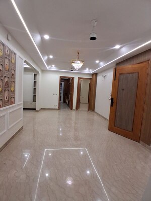 Room in 4 BHK Builder Floor at Dlf Phase ii – for Rent