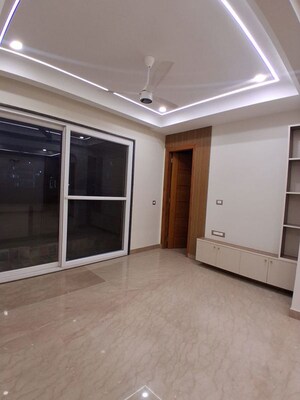 Room in 4 BHK Builder Floor at Dlf Phase ii – for Rent