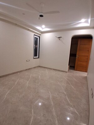 Room in 4 BHK Builder Floor at Dlf Phase ii – for Rent