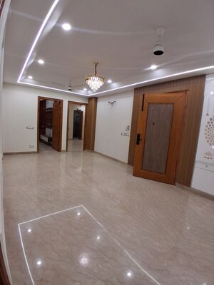 Room in 4 BHK Builder Floor at Dlf Phase ii – for Rent