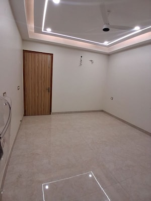 Room in 4 BHK Builder Floor at Dlf Phase ii – for Rent