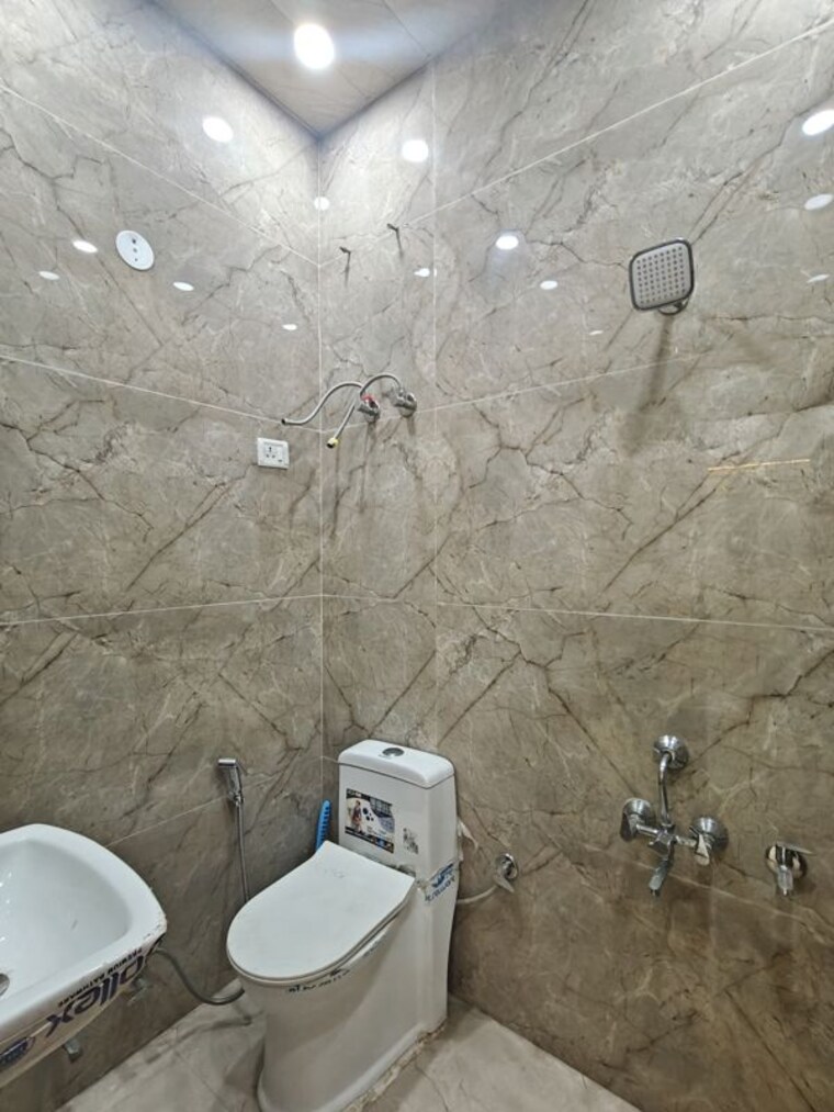 Bathroom, vaishali sector 5 2 Bedroom 950 Sq.Ft. Builder Floor In Vaishali Sector 5 Ghaziabad 10507235