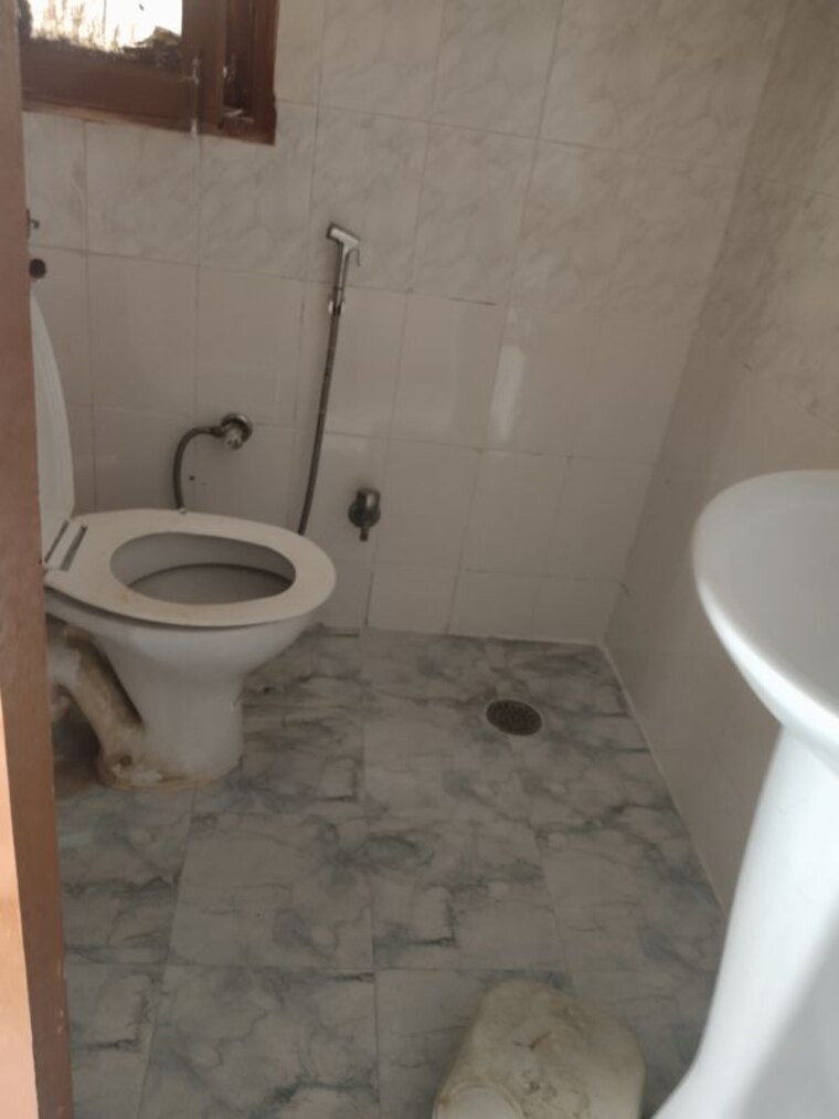 Bathroom, sector 21c 3 Bedroom 1450 Sq.Ft. Apartment In Sector 21c Faridabad 10481862