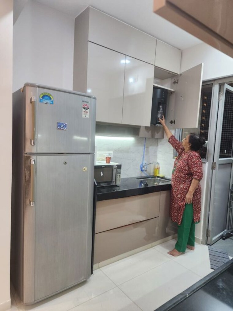 Kitchen, vaishnodevi circle 2 Bedroom 77 Sq.Yd. Apartment In Vaishnodevi Circle Ahmedabad 10507481
