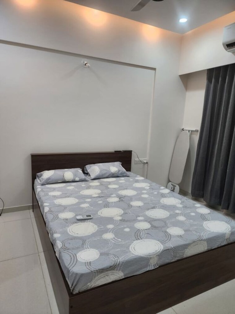 Bedroom, vaishnodevi circle 2 Bedroom 77 Sq.Yd. Apartment In Vaishnodevi Circle Ahmedabad 10507481