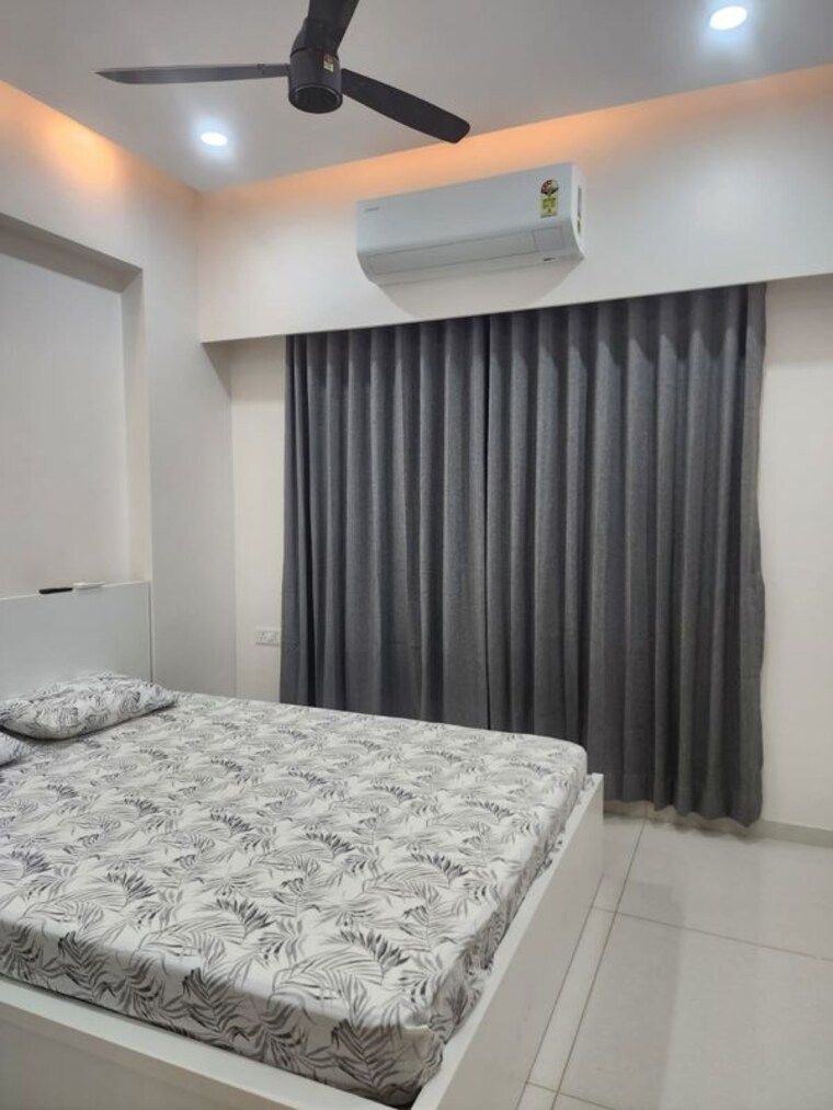 Bedroom, vaishnodevi circle 2 Bedroom 77 Sq.Yd. Apartment In Vaishnodevi Circle Ahmedabad 10507481