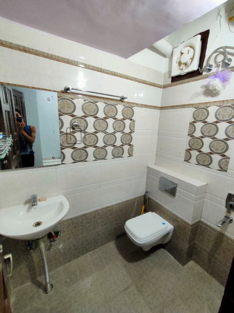Bathroom, sushant lok i 1 Bedroom 120 Sq.Yd. Builder Floor In Sushant Lok I Gurgaon 10507506