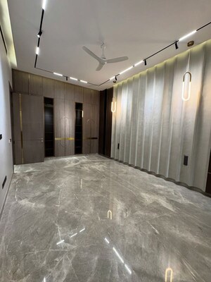 Room in 4 BHK Builder Floor at Palam Vihar – for Sale