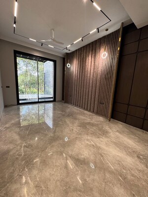 Room in 4 BHK Builder Floor at Palam Vihar – for Sale