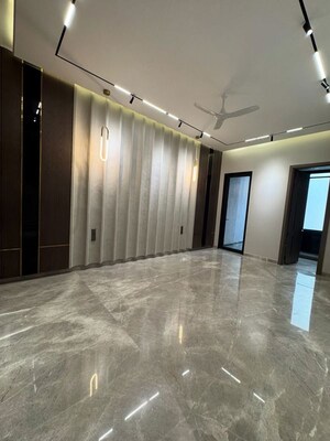 Room in 4 BHK Builder Floor at Palam Vihar – for Sale