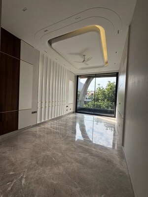 Room in 4 BHK Builder Floor at Palam Vihar – for Sale