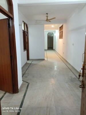 Room in 3 BHK Builder Floor at Panchsheel Vihar – for Rent